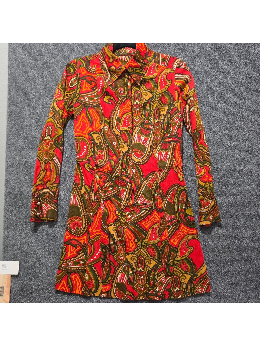VS07. Vintage late 60s–70s psychedelic paisley snap-front belted mini  dress